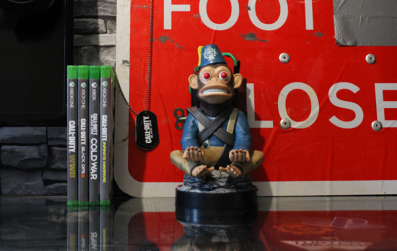 Call of Duty: Monkey Bomb Cable Guys Original Controller and Phone Holder - Image 1