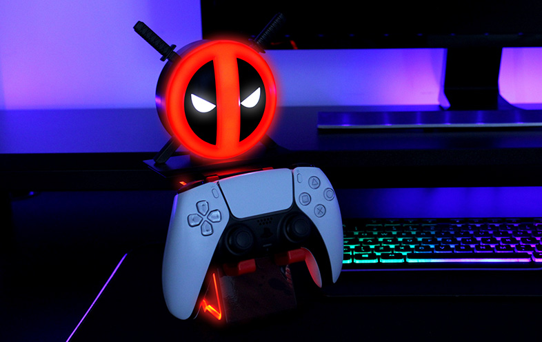 Marvel : Deadpool Cable Guys Ikon Controller and Phone Holder with Charging Stand - Image 1